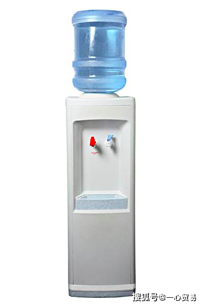 只见他手往后一缩,拖出了一台机器,众人定睛一看,原来是那饮水机!