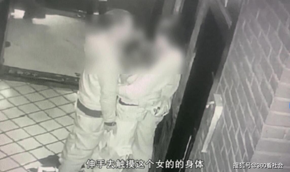 原创酒吧角落上演激情戏女子被两男子前后夹击回看监控很尴尬