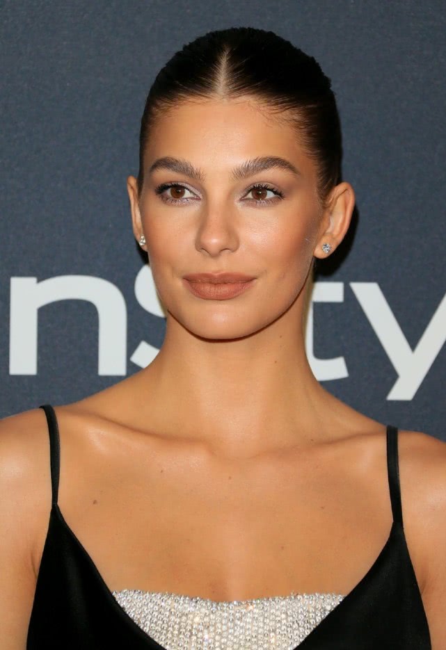 请输入图片描述近日,卡米拉·莫罗尼一袭黑色吊带装高调亮相活动现场