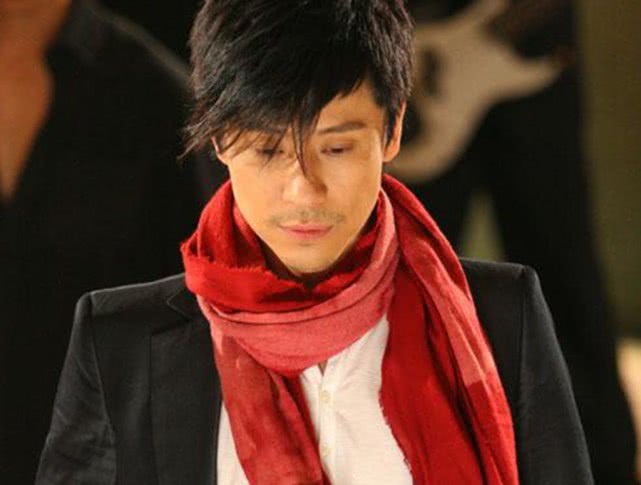 他是那英的师弟,与17岁章子怡拍mv,今51岁大变样_解晓东