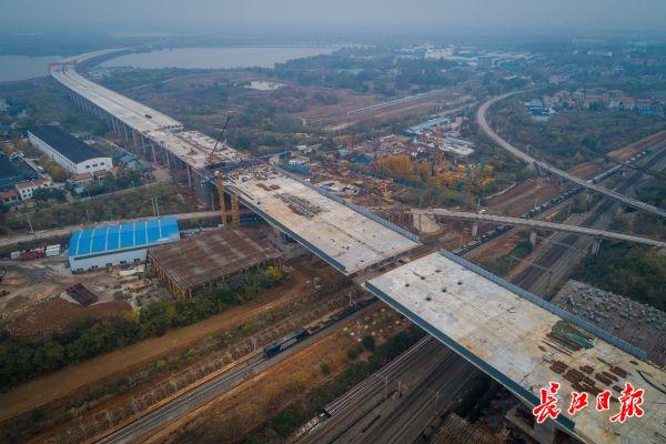开工建设武汉西站,加快推进武西高铁武汉枢纽直通线,沿江高铁武汉至