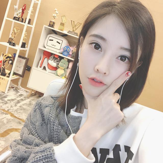 冯提莫和b站四大up主练歌房营业,一晚时间暴涨二十万粉丝_直播