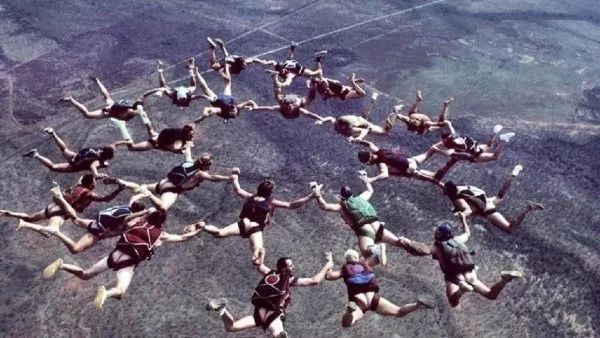 脱光光昆州小镇上演裸体跳伞网友直呼还有这种操作