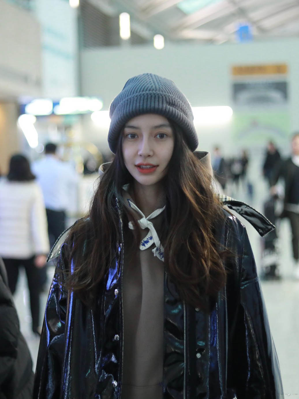 原创angelababy素颜走机场,身穿漆皮亮面羽绒服,31岁美回20岁!