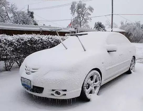 雪后车上作画图片