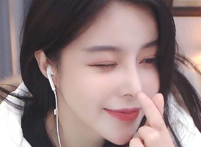 苏恩谈心感慨直播不易doinb赶往看望好兄弟看到弹幕后怒了