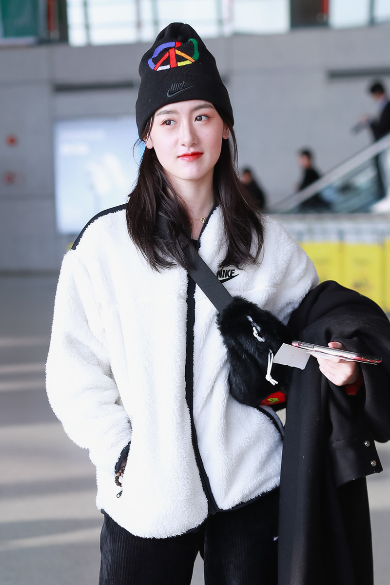 袁冰妍穿摇粒绒外套走机场黑白配经典大方穿灯芯绒裤都不显胖