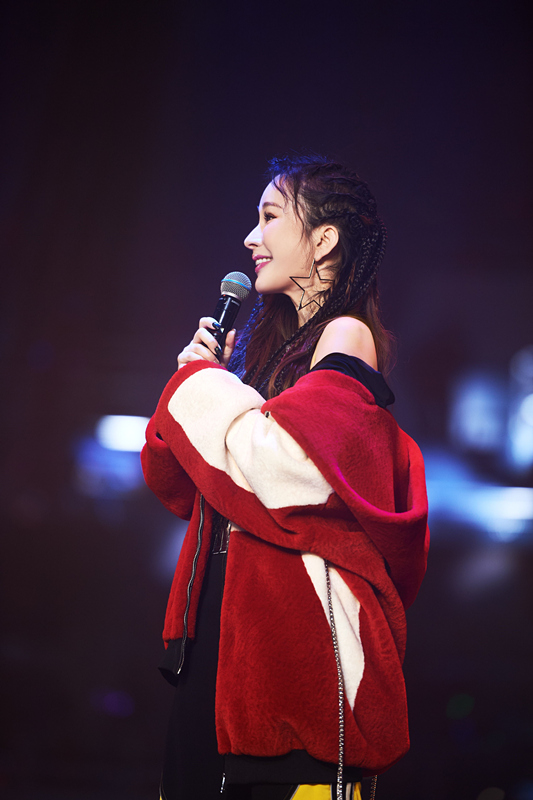 温岚开年写真曝光 嘻哈风格大秀好身材