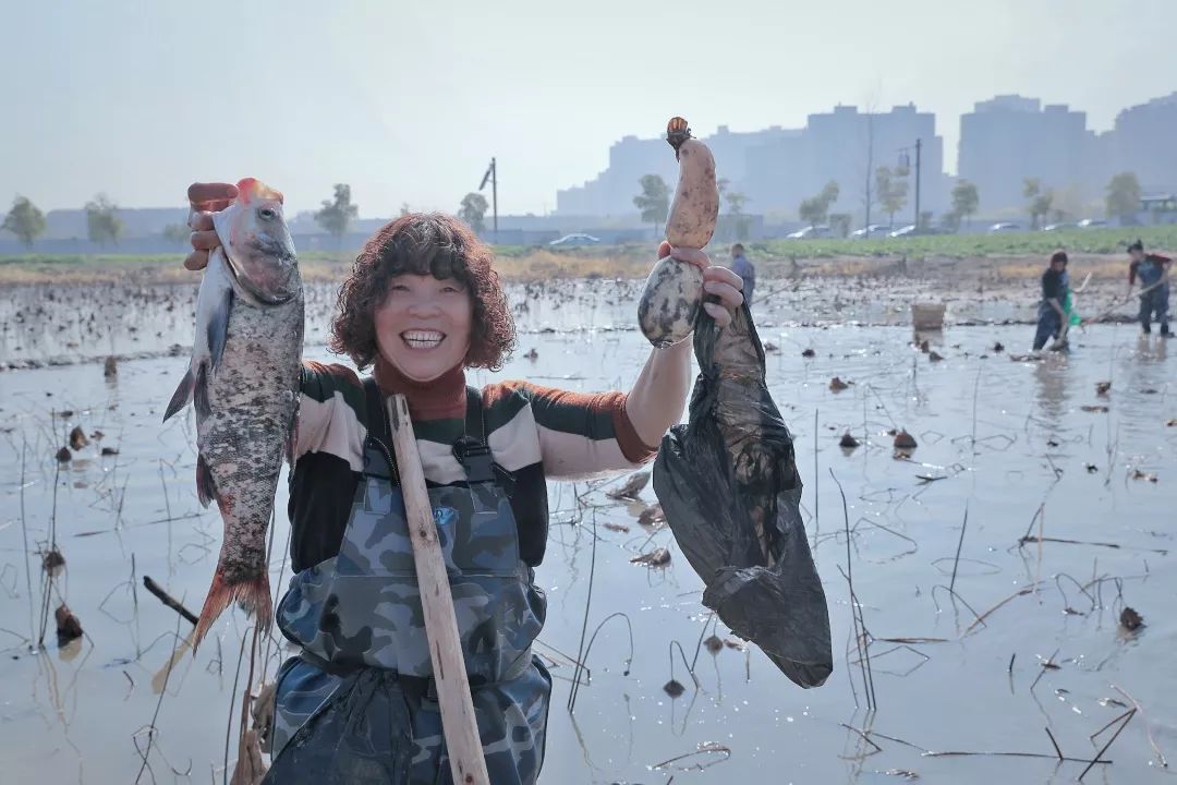 仁和街道三白潭的渔民在刚刚结束的冬捕节上收获满满,脸上洋溢着丰收