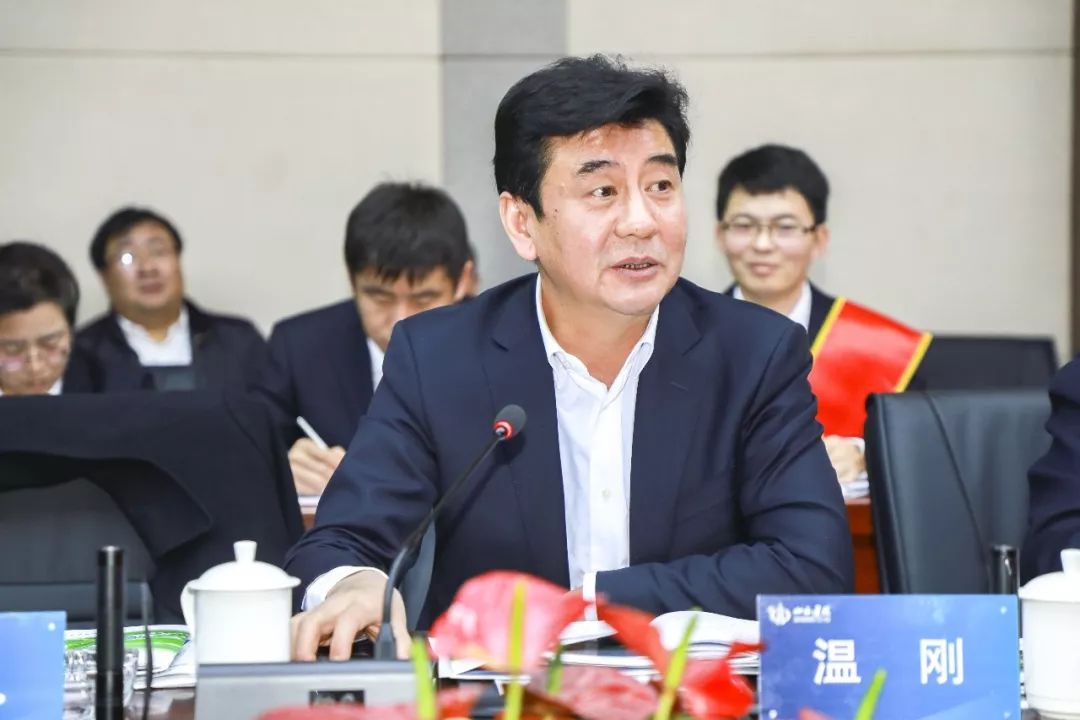 他对一年来辛勤付出的全体员工表示感谢,向受到表彰的先进集体和个人