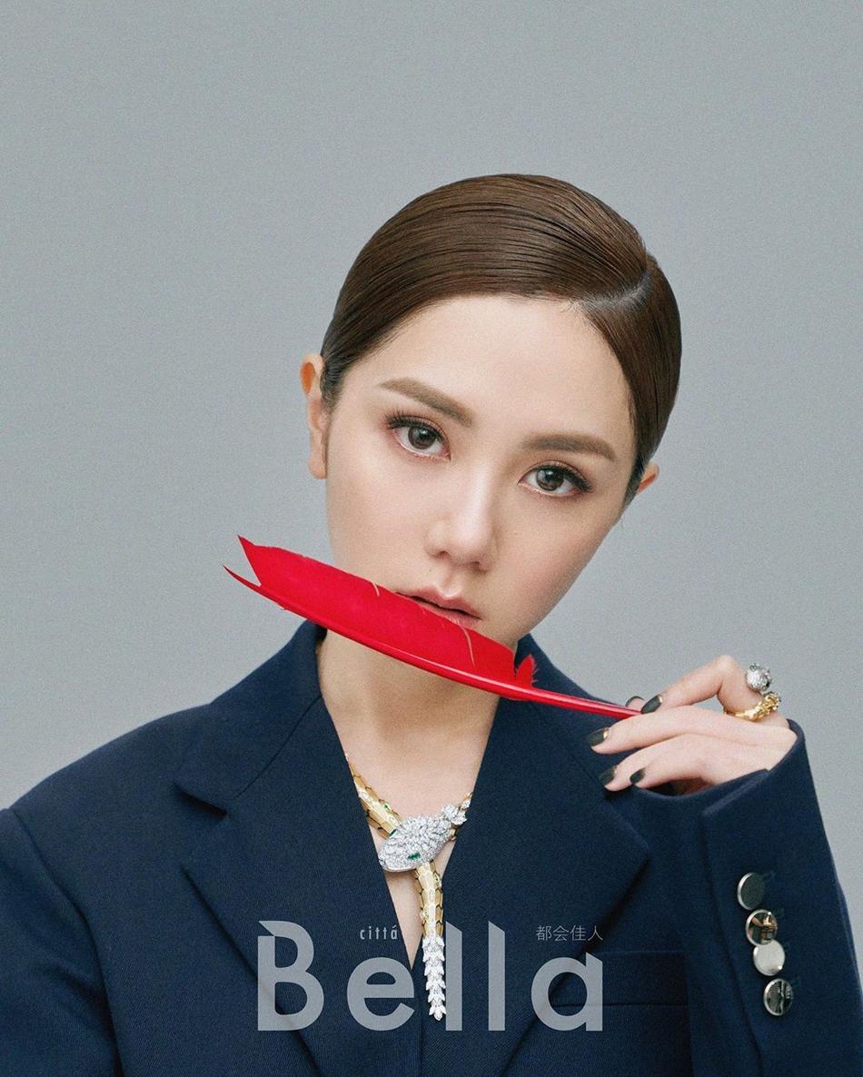 邓紫棋扎干练马尾拍大片 红色羽毛遮脸眼神魅惑有韵味