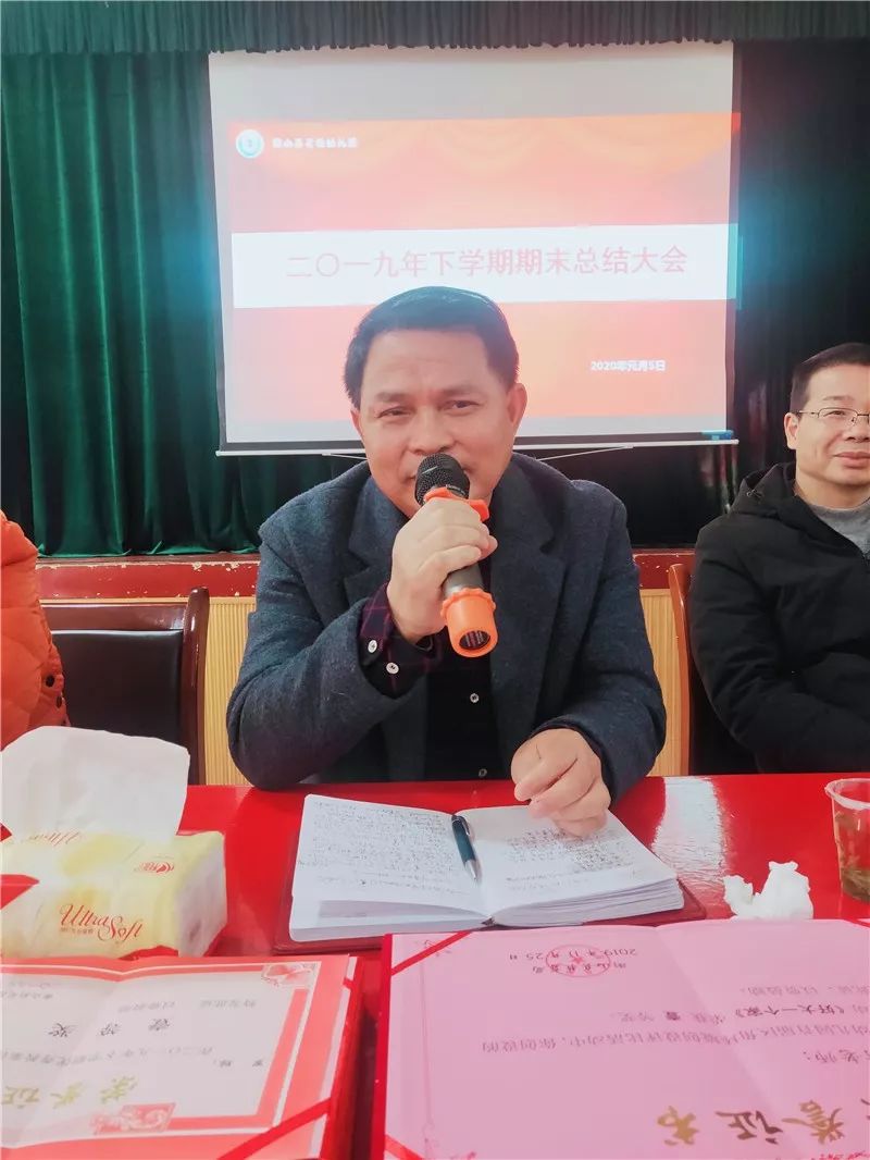 然后,董事长唐正魁对幼儿园的工作表示了充分的肯定,并再次强调幼儿的