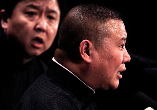 46岁德云社郭德纲带病商演大汗淋漓姜昆戴红领巾送4000册公益书