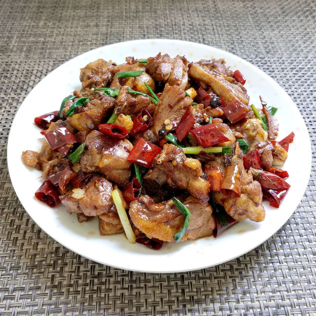 吃法:准备好1只老鸭(购买后让商家宰杀处理),1~2根山药,适量的枸杞