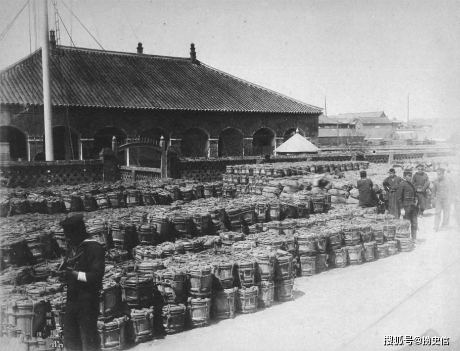 俄国在1898年租下旅顺与大连两港口;德国则强占胶州湾.