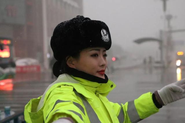 2020年第一场雪如期而至最美雪中警色