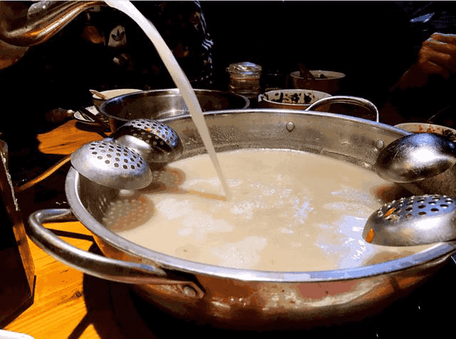 火锅兑锅必须熬制高汤吗?用清汤生意会更好?