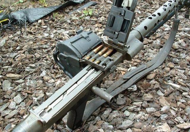 被凡尔赛条约逼出来的通用机枪mg34造成二战德国机枪型号混乱