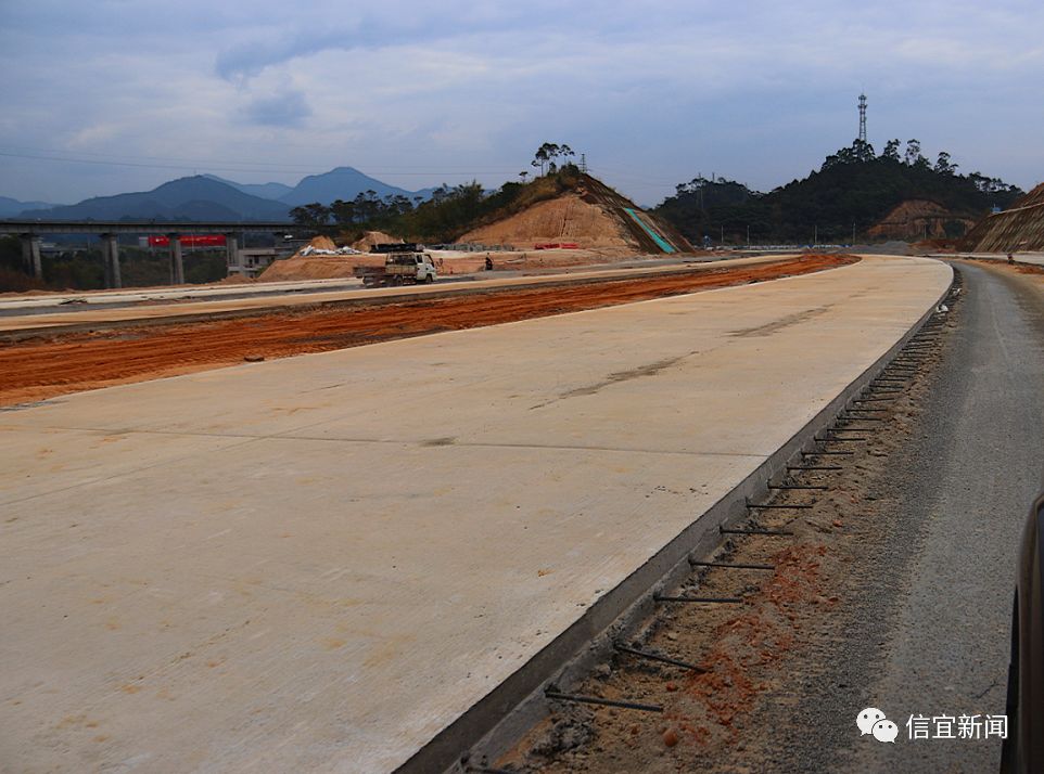 速看双向8车道的信宜玉都快速干线东线a段已铺设主线路面2公里长