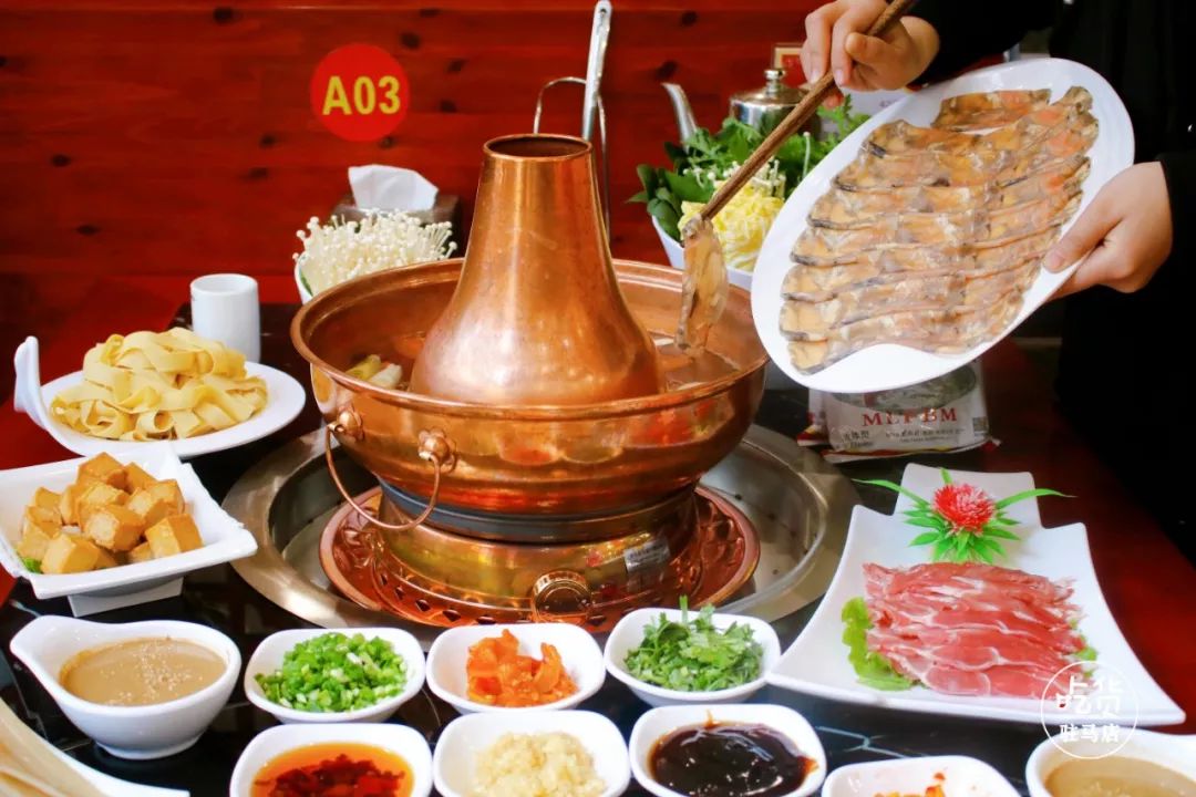 下雪啦来驻马店超大的清真铜锅涮羊肉店铜锅支起羊肉涮起才是抵御寒冷