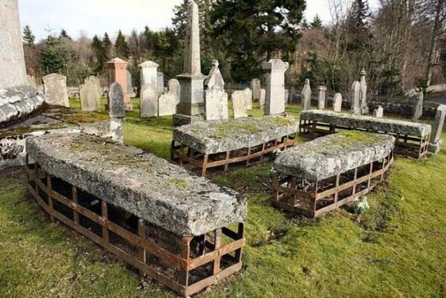 原创英国人坟墓上为何有铁栏杆是怕吸血鬼复活吗真相让人想不到