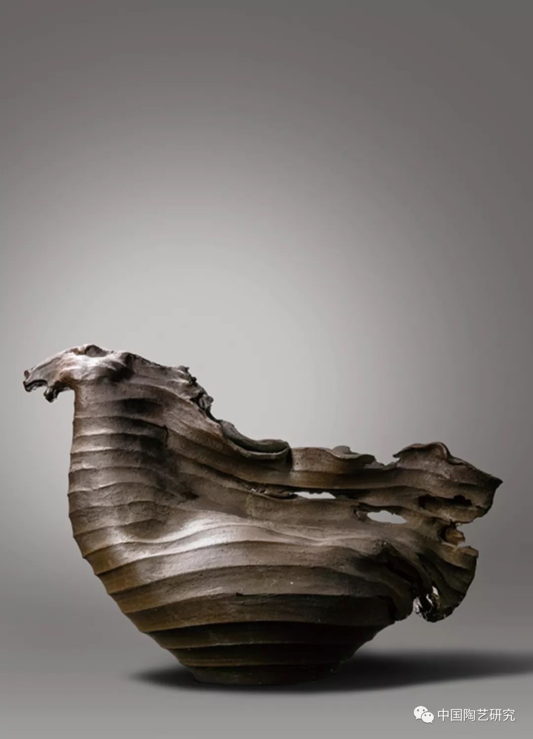 届中国陶瓷艺术大展获奖作品推荐花的金屋和大地谈插花中的陶艺花器