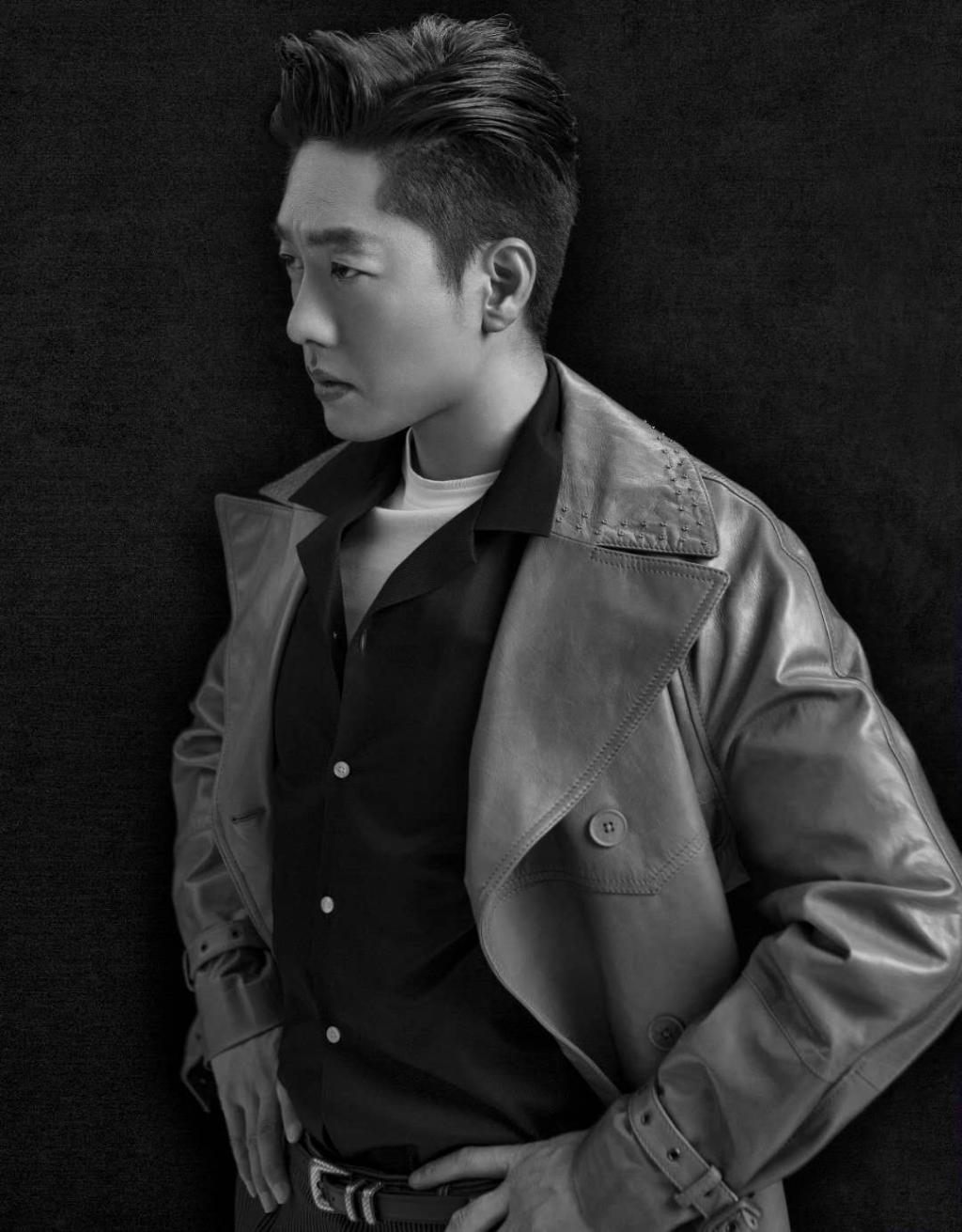 而丁晟导演也给了演员很大的发挥空间,凌潇肃和导演在创作上即兴碰撞