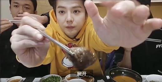 鹿晗直播吃火锅被吐槽颜值下跌发型油腻深夜发文励志减肥