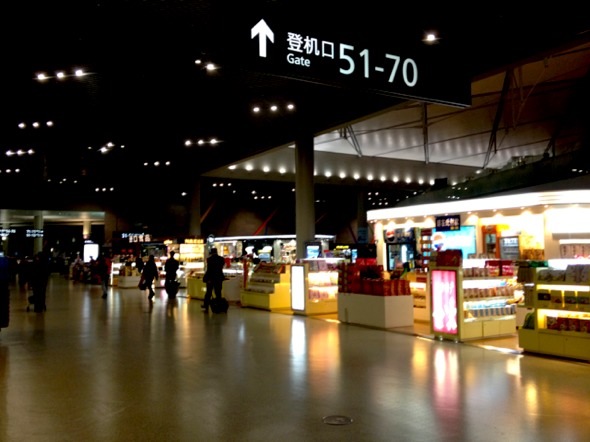 男子机场餐厅点2份58元套餐,第一口就懵了,服务员:与我们无关