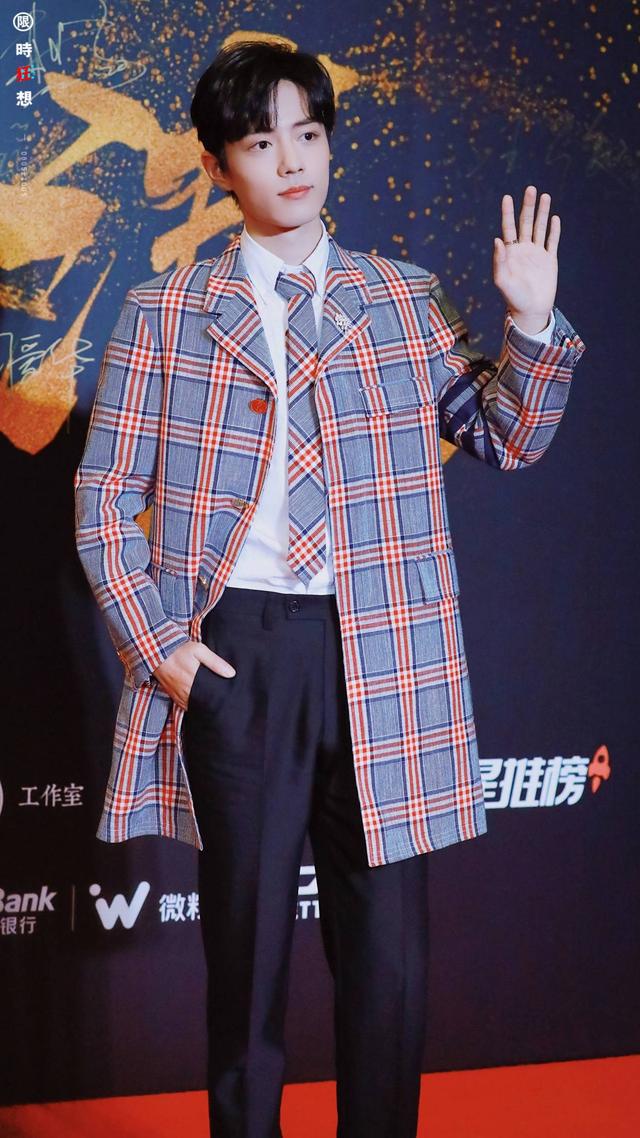 肖战白皮书盛典!格纹西装尽显优雅绅士风范,大长腿你走慢一点