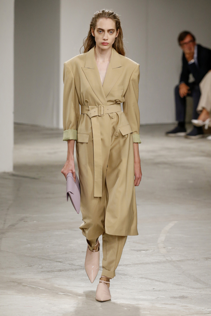 女性时尚新趋势 中性造型风格 让帅起来的女生更有魅力_服装