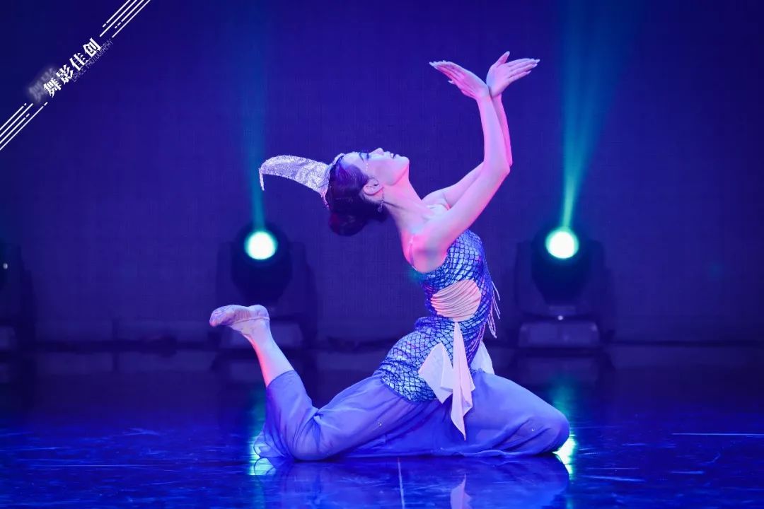 北京舞蹈家协会编 导:马文静作品简介:舞蹈《噶巴丽》以傣族"鱼舞"为