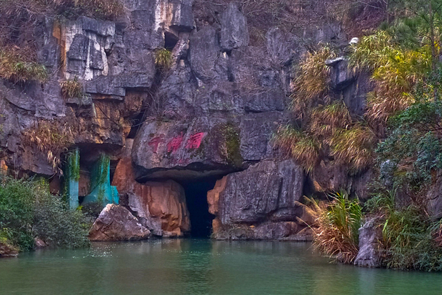 游千佛洞是不能直接走进去的,必须坐着景区准备的游船进入.