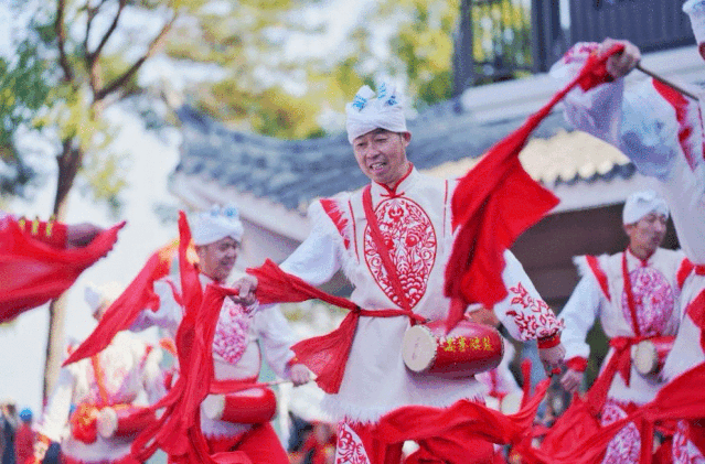 《打起腰鼓庆丰年》陕西安塞腰鼓表演《打起腰鼓庆丰年》表演:陕西省