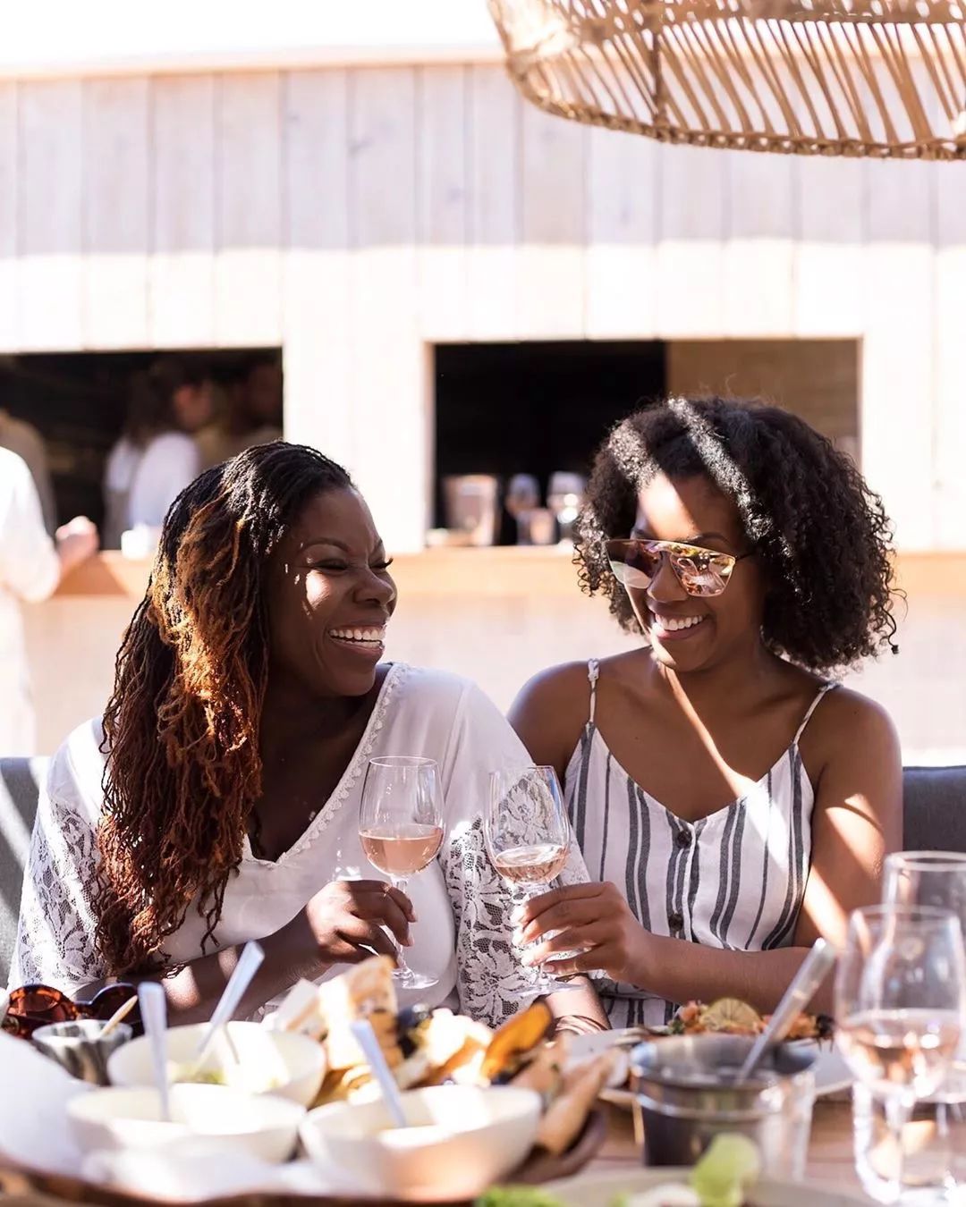 "桃红葡萄酒提供了一种甜美,轻松,惬意的饮酒风格,吸引着现代非洲女性