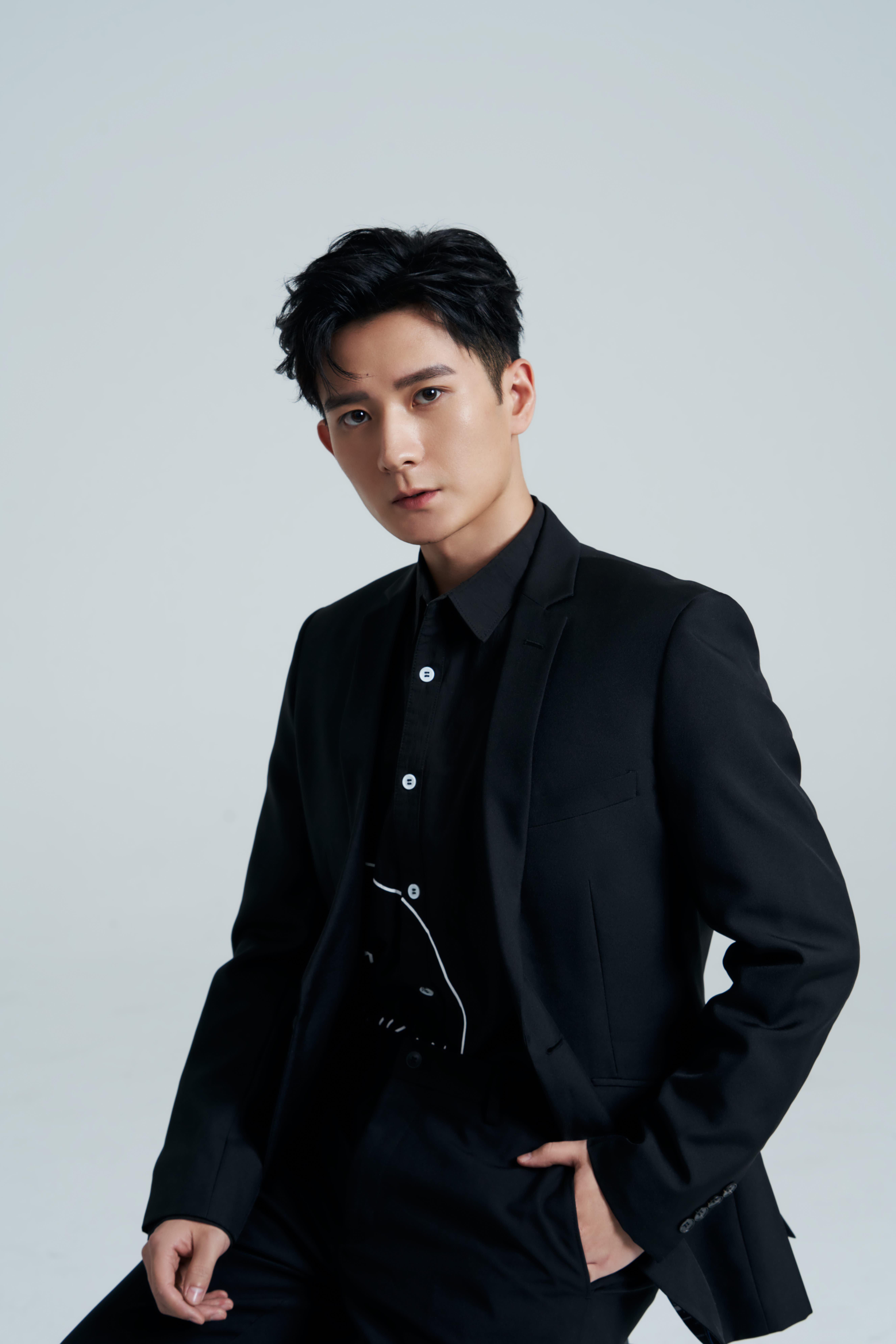 索笑坤冬日大片曝光帅酷不羁上演心动狙击