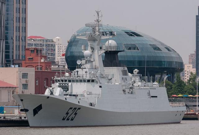 054护卫舰做为中国海军的第一款大型护卫舰,其起到了承前启后的作用