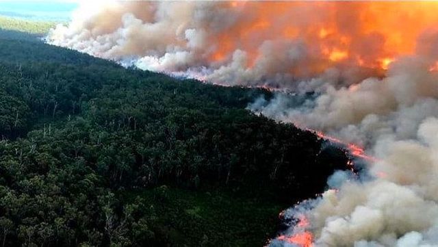 澳大利亚山火肆虐橙黄烟雾扩散蓝天白云最后挣扎