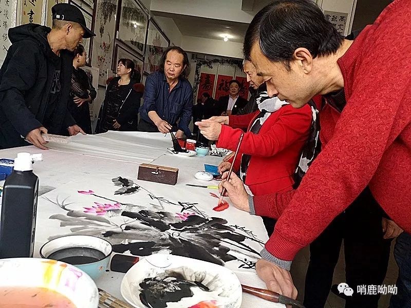 姜永军(左)和苏振国老师在作品前留影苏振国老师和自己牡丹作品张国军