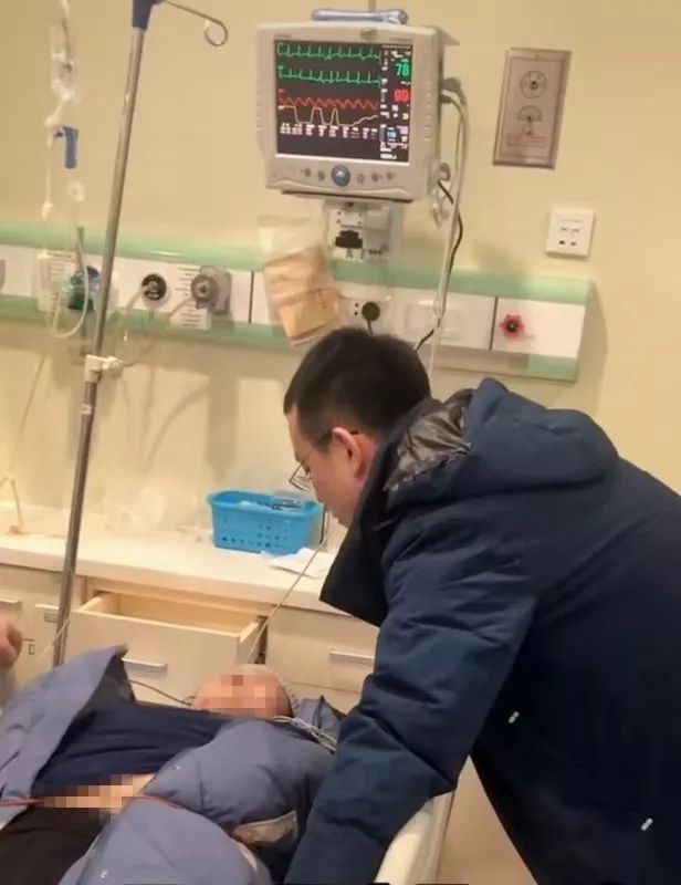 事发大连车祸现场淡定救人的小哥哥火了