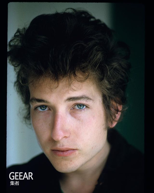 bob dylan 的作品不会局限于特定的风格,反而会把不同的曲风融合使用