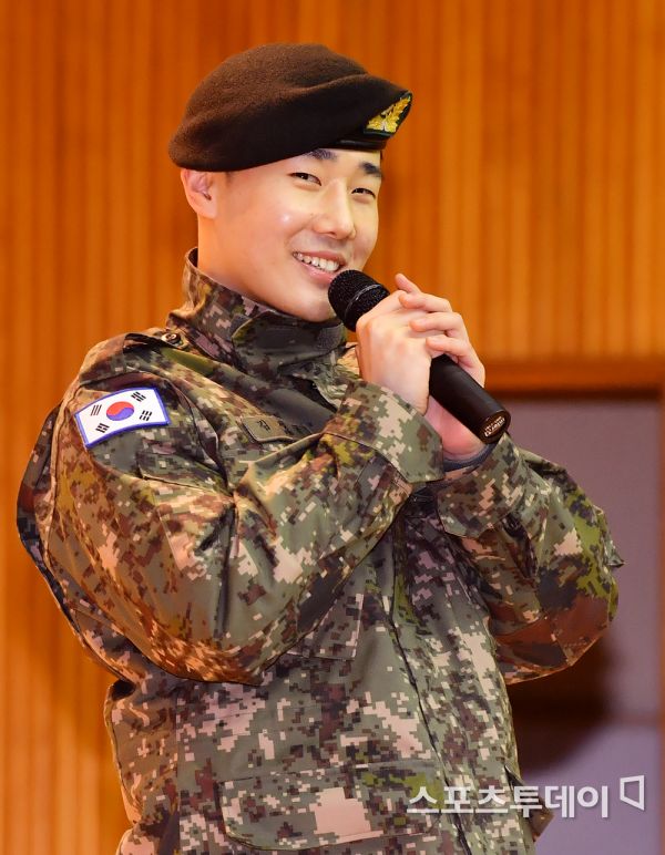星闻welcomeback金圣圭结束18个月兵役于今日上午退伍