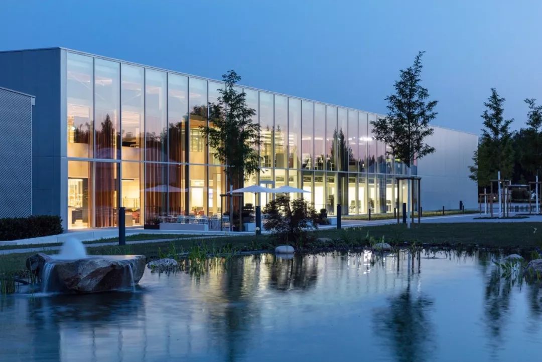 极简现代的全落地玻璃墙的厂房