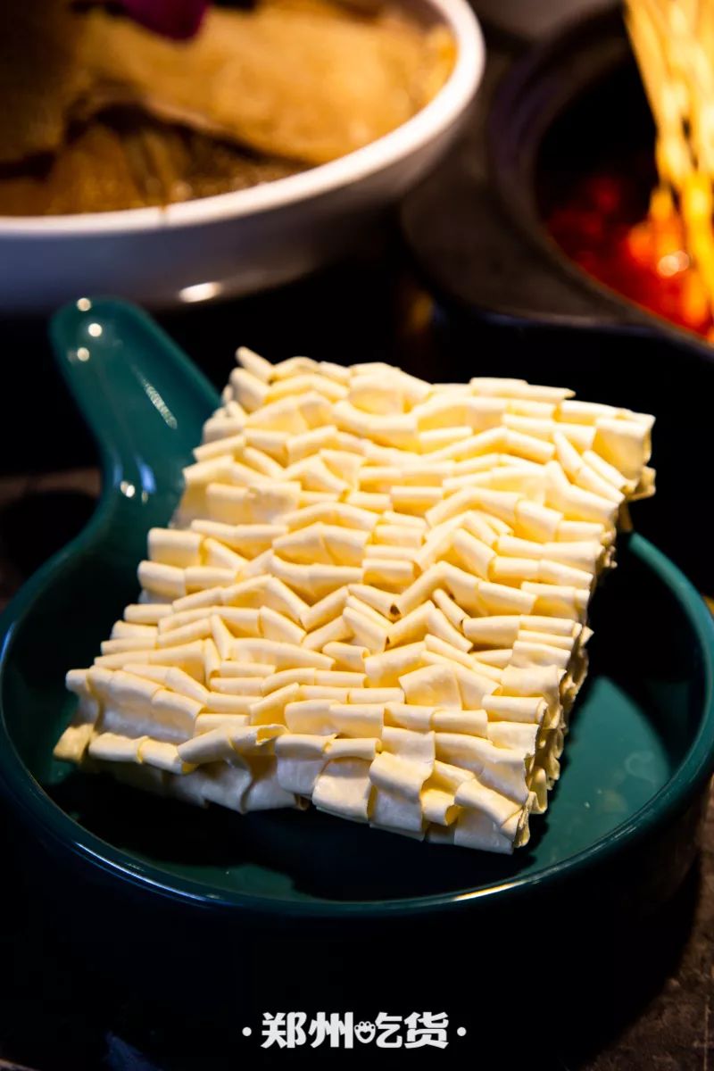 涮完牛肚吃完肉肉最后来上一份鱼肠面当做完美的收尾小编还是第一次吃