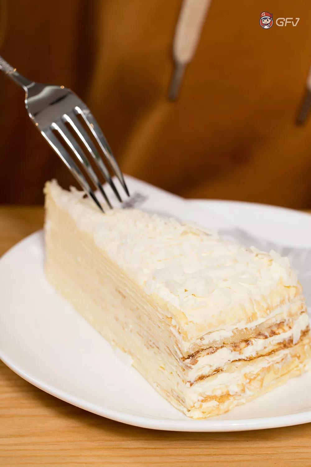 白巧克力牛乳千层,奥利奥千层,巧克力麦芬,红柚芝士礼盒,这几款都是