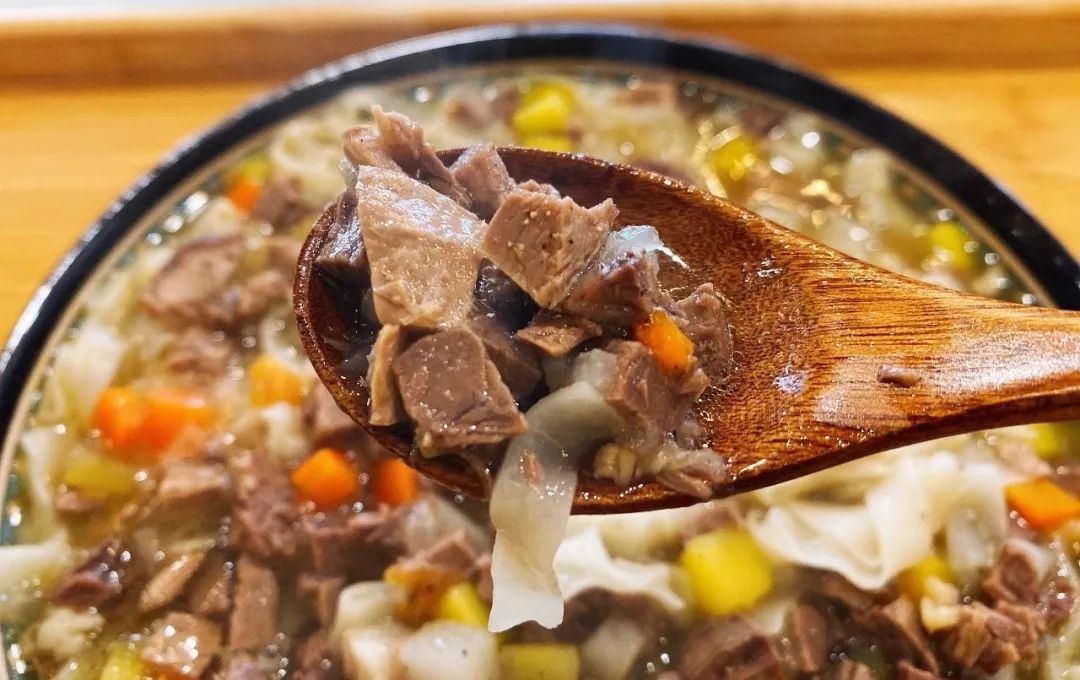 喀赞其真是条宝藏街!嘴馋想吃碎肉抓饭、羊肉纳仁、薄皮包子、鸽子汤和自制酸奶子在这家店都能找到!-搜狐大视野-搜狐新闻