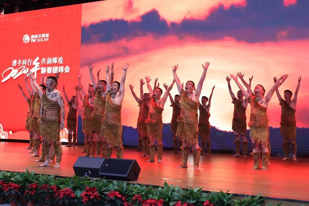 开场秀舞蹈《毛利战舞》吉他弹唱《成都》朗诵《魅力通威,员工风采》