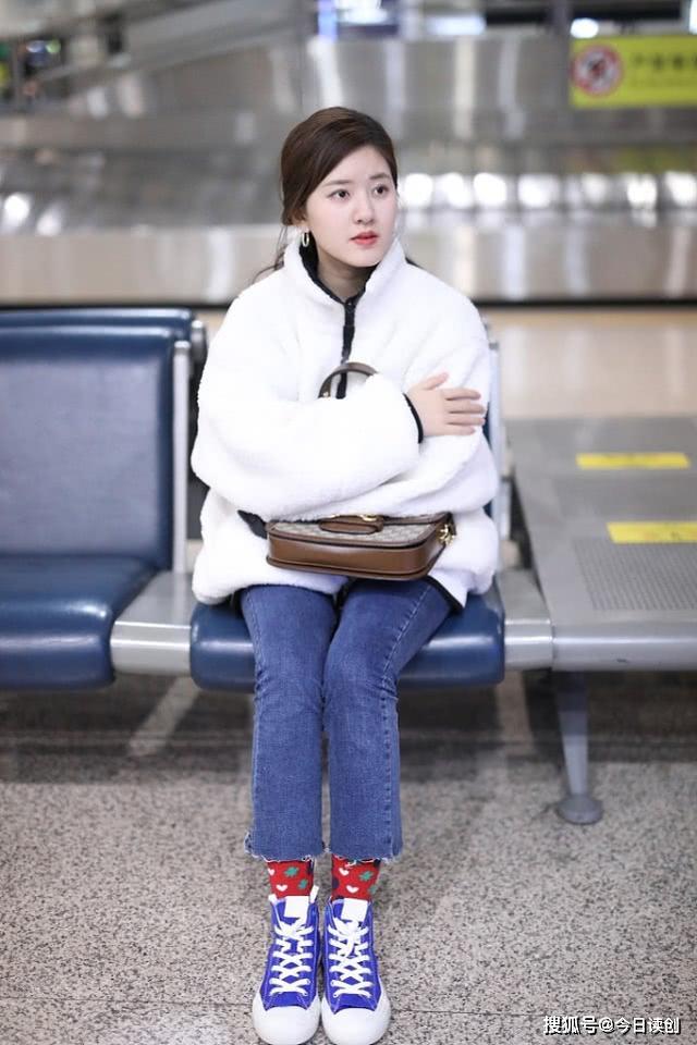 赵露思穿羊羔绒走机场低马尾温柔随性红袜配蓝鞋清新抢镜