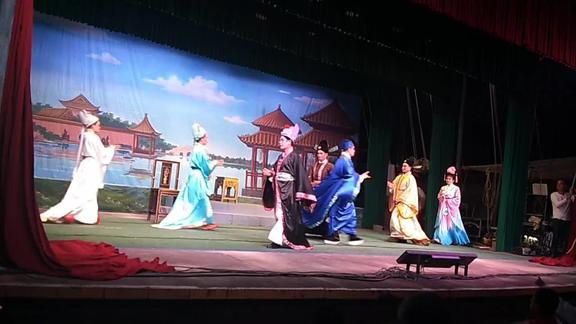 海南地方戏曲琼剧拜八仙唱的实验团演出