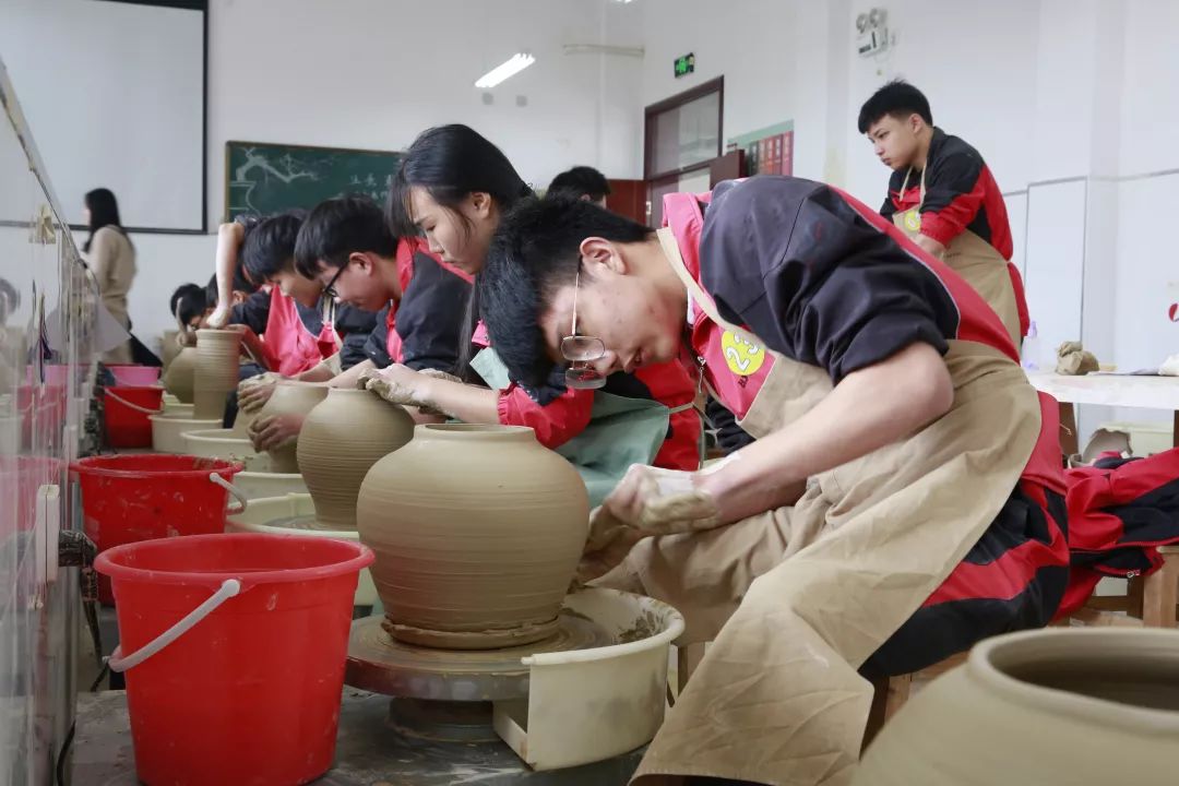 龙泉青瓷宝剑技师学院图片